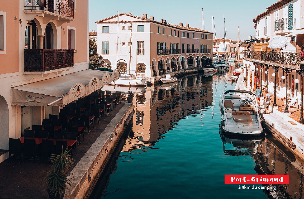 Port-Grimaud, het Proven�aalse Veneti�, met kanalen en boten, te bezoeken.