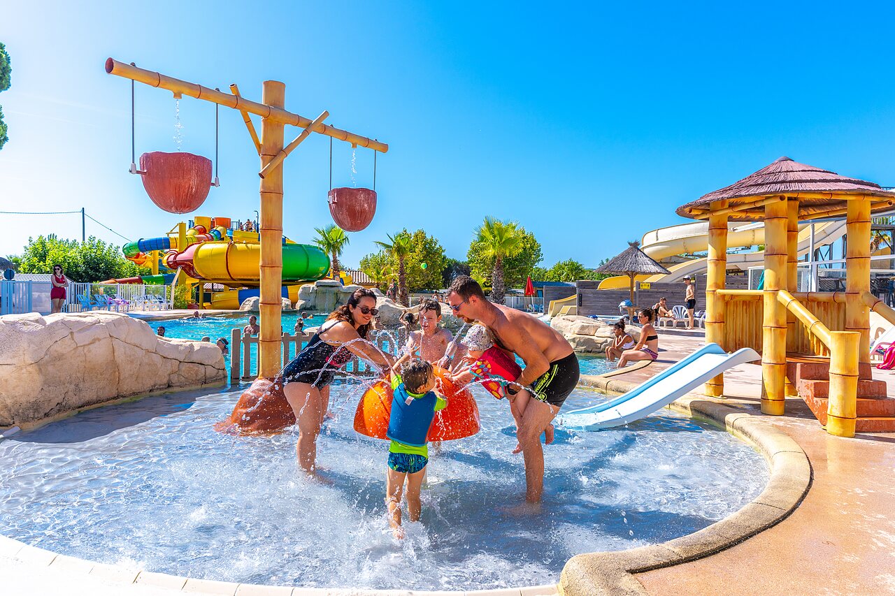 Familie in waterspeeltuin op camping CAPFUN La Pin�de de Grimaud.