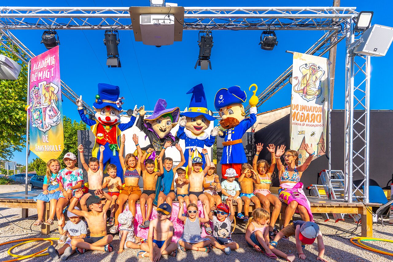 Kinderanimatie met mascottes op podium op camping CAPFUN La Pin�de de Grimaud.
