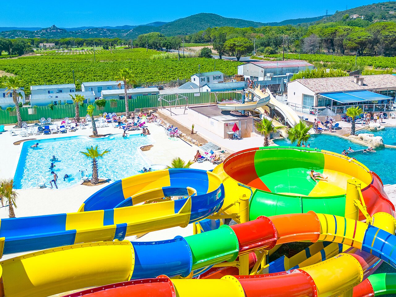 Waterpark, glijbanen en zwembaden op camping CAPFUN La Pin�de de Grimaud.