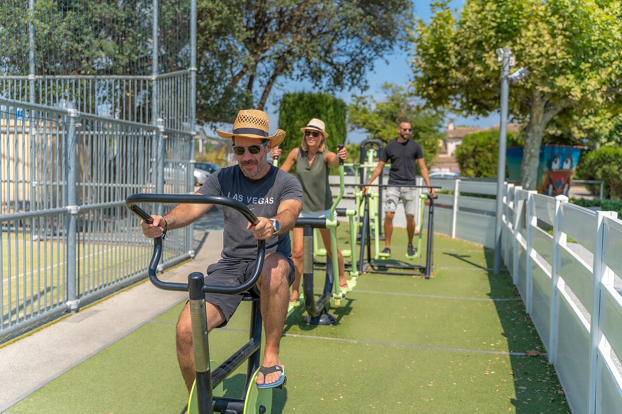 Buiten fitnessapparatuur voor volwassenen op camping CAPFUN La Pin�de de Grimaud (83).