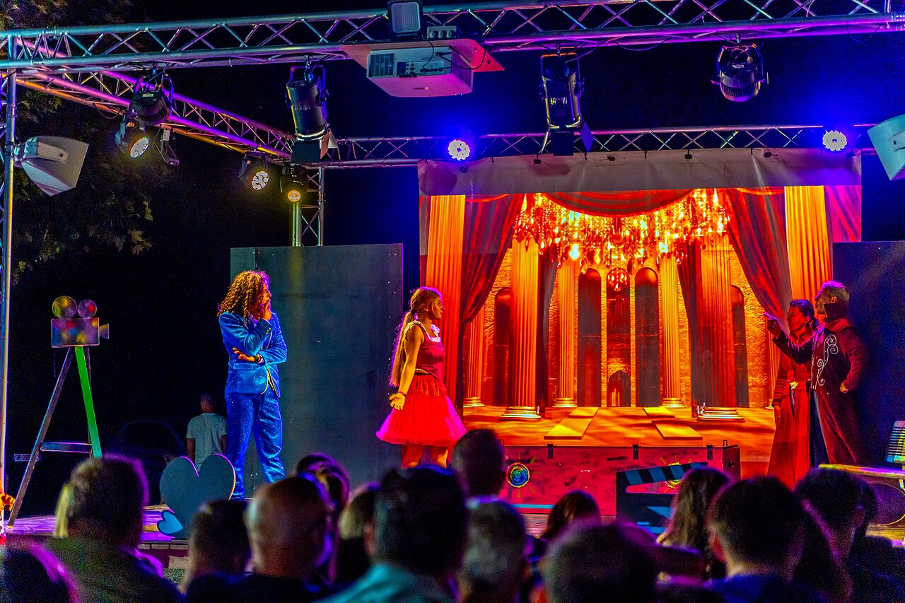 Animatie avondshow met artiesten op camping CAPFUN La Pin�de de Grimaud (83).