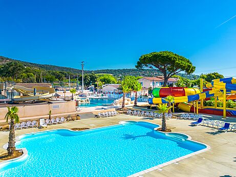 Grote zwembaden en waterglijbanen op camping CAPFUN La Pinède de Grimaud (83).