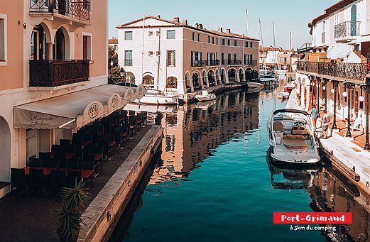 Port Grimaud, waterstad met kanalen, boten en kleurrijke huizen, nabij Grimaud.