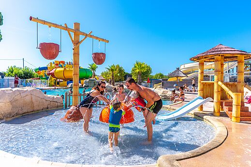 Familie waterpark met speeltoestellen op camping CAPFUN La Pinède de Grimaud.