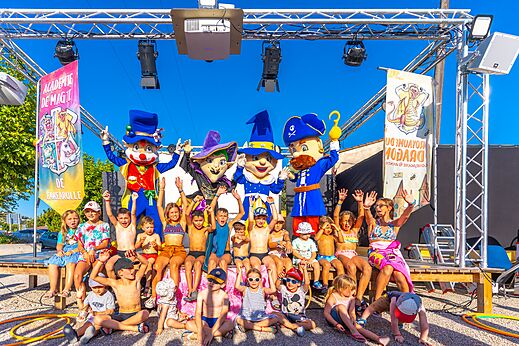 Animatie met mascottes en kinderen op camping CAPFUN La Pin�de de Grimaud (83).