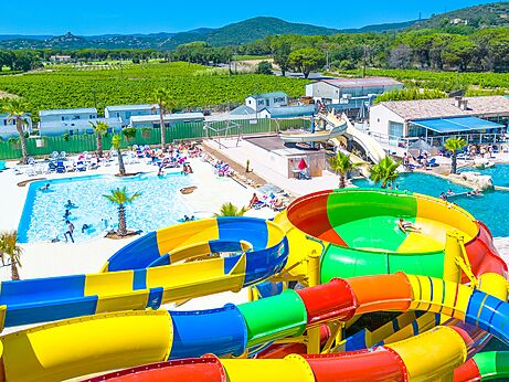 Reusachtige waterglijbanen en zwembaden op camping CAPFUN La Pinède de Grimaud (83).