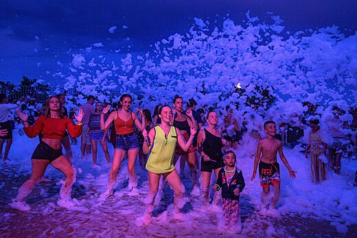 Geanimeerd schuimfeest met kinderen en volwassenen op camping CAPFUN La Pin�de de Grimaud in Grimaud (83).