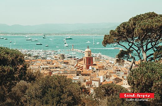 Panoramisch uitzicht op de haven en het dorp Saint-Tropez, Côte d'Azur.