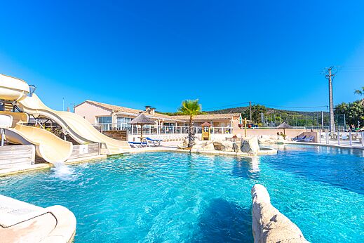 Waterglijbanen en buitenzwembad op camping CAPFUN La Pinède de Grimaud (83).