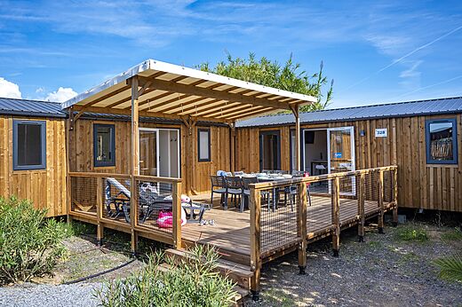 Stacaravan met terras en tafel op camping CAPFUN La Pin�de de Grimaud.