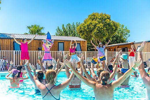Animatie, mascotte en aquagym in zwembad op camping CAPFUN La Pin�de de Grimaud in Grimaud.