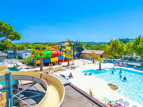 Waterglijbanen en buitenzwembad op camping CAPFUN La Pinède de Grimaud in Grimaud (83).