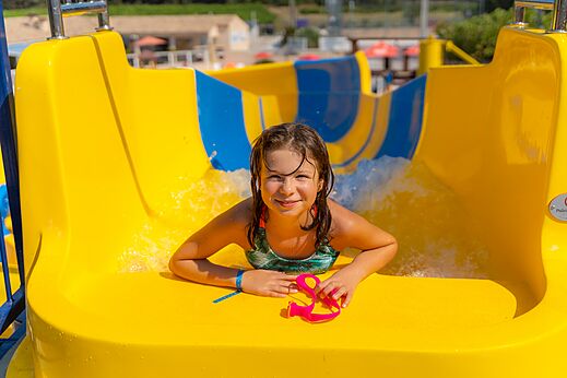 Lachend meisje op waterglijbaan op camping CAPFUN La Pin�de de Grimaud (83).
