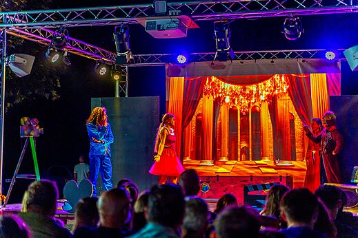 Geanimeerde show op camping CAPFUN La Pin�de de Grimaud in Grimaud (83)