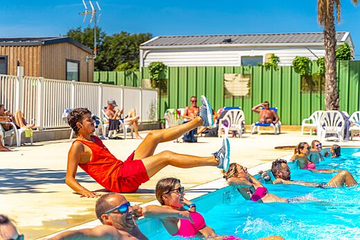 Wateranimatie en buitenzwembad op camping CAPFUN La Pinède de Grimaud in Grimaud (83).