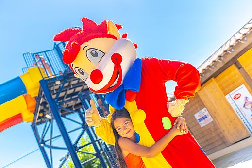 Mascotte en kind, glijbaan op camping CAPFUN La Pin�de de Grimaud (83).