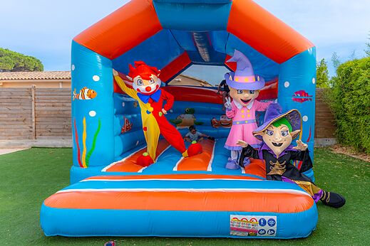 Opblaasbaar kasteel en mascottes op camping CAPFUN La Pin�de de Grimaud (83).