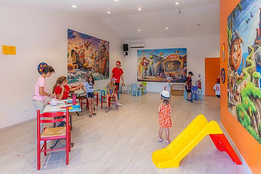 Kinderclub met activiteiten en kleine glijbaan op camping CAPFUN La Pin�de de Grimaud.