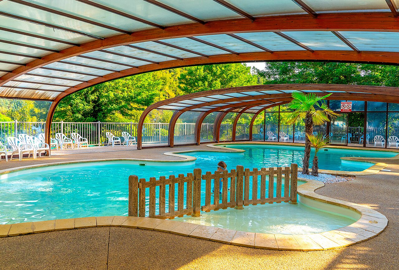 Overdekt zwembad, kinderbad CAPFUN Plantas, SAINT VINCENT DE DURFORT (07).