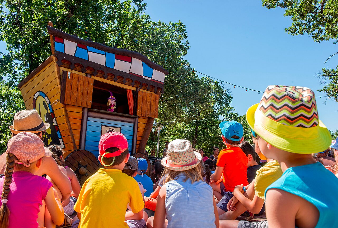 Poppenkastvoorstelling voor kinderen op camping CAPFUN Plantas in SAINT VINCENT DE DURFORT (07).