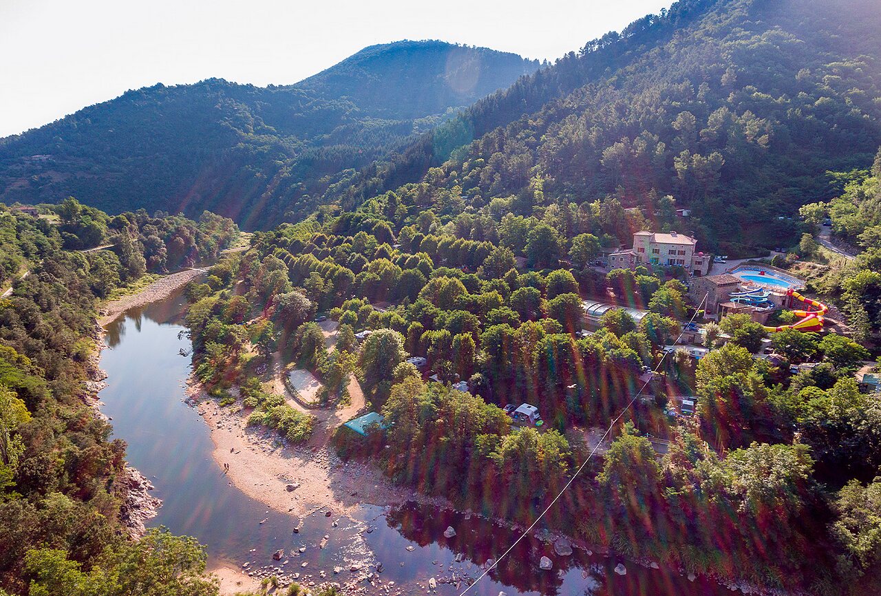 Camping CAPFUN Plantas, luchtfoto rivier, zwembad, glijbanen, SAINT VINCENT DE DURFORT (07).