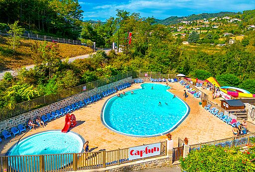 Buitenzwembad met glijbanen en kinderbad op camping CAPFUN Plantas (07)
