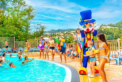 Feestelijke animatie met mascotte en kinderen bij het zwembad van camping CAPFUN Plantas in SAINT VINCENT DE DURFORT (07)
