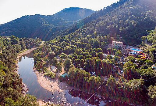 Luchtfoto camping, rivier, bergen, zwembad, glijbanen bij CAPFUN Plantas (07).