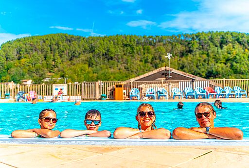 Buitenzwembad met lachende vakantiegangers op camping CAPFUN Plantas in SAINT VINCENT DE DURFORT (07).