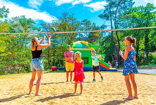 Volleybal, opblaasbare spelen op camping CAPFUN Plantas in SAINT VINCENT DE DURFORT (07).