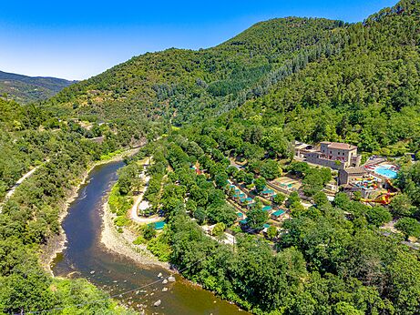 Luchtfoto camping, rivier, stacaravans en waterpark CAPFUN Plantas (07).