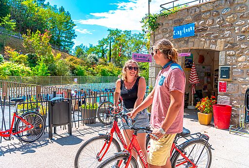 Koppel met Capfun fietsen op camping CAPFUN Plantas in SAINT VINCENT DE DURFORT (07).