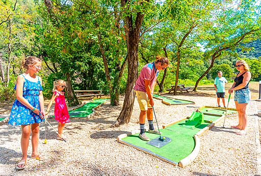 Schaduwrijke familie minigolf op camping CAPFUN Plantas in SAINT VINCENT DE DURFORT (07).