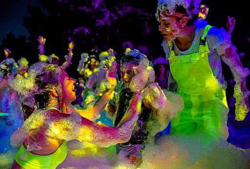 Kleurrijk schuimfeest met kinderen en volwassenen op camping CAPFUN Plantas te SAINT VINCENT DE DURFORT (07).