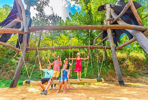 Grote originele houten schommel met een familie op camping CAPFUN Plantas in SAINT VINCENT DE DURFORT (07).