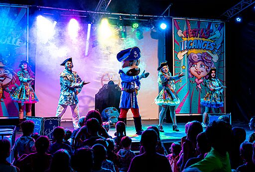 Animatievoorstelling met verklede personages en mascotte op camping CAPFUN Plantas in SAINT VINCENT DE DURFORT (07).