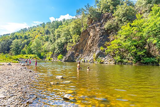 Zwemmen en vissen in natuurlijke rivier op camping CAPFUN Plantas in SAINT VINCENT DE DURFORT (07).
