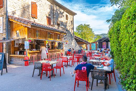 Buitenbar en levendig restaurantterras op camping CAPFUN Plantas in SAINT VINCENT DE DURFORT (07).