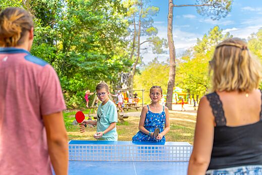 Familie pingpongwedstrijd op camping CAPFUN Plantas in SAINT VINCENT DE DURFORT (07).