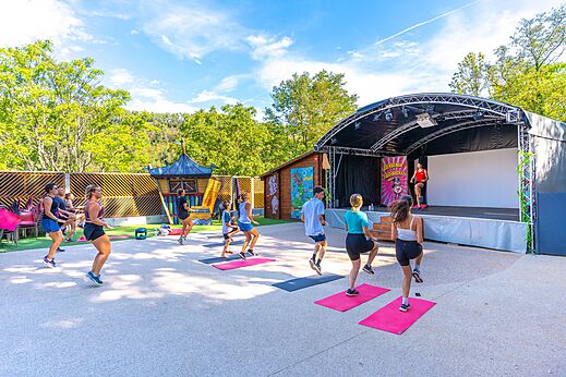 Groepssportactiviteit op camping CAPFUN Plantas in SAINT VINCENT DE DURFORT (07).