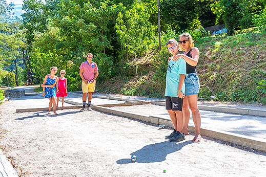Familie jeu de boules op camping CAPFUN Plantas in SAINT VINCENT DE DURFORT (07).