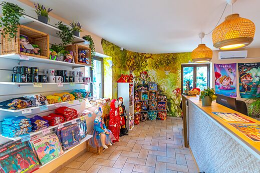 Capfun campingwinkel met merchandise en receptiebalie op camping CAPFUN Plantas in SAINT VINCENT DE DURFORT (07).