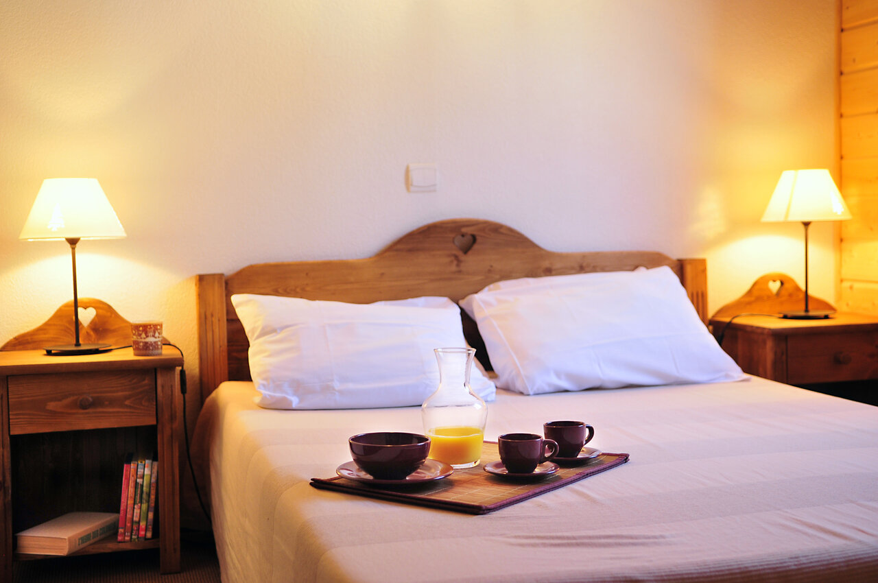 Comfortabele tweepersoonskamer met ontbijt op camping CAPFUN Plan du Fernuy in LA CLUSAZ.