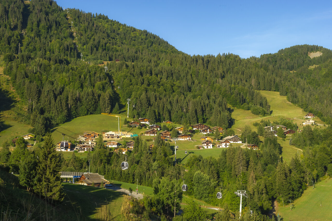 Panoramisch uitzicht bergen, Mobil-homes en gondels op camping CAPFUN Plan du Fernuy in LA CLUSAZ (74).