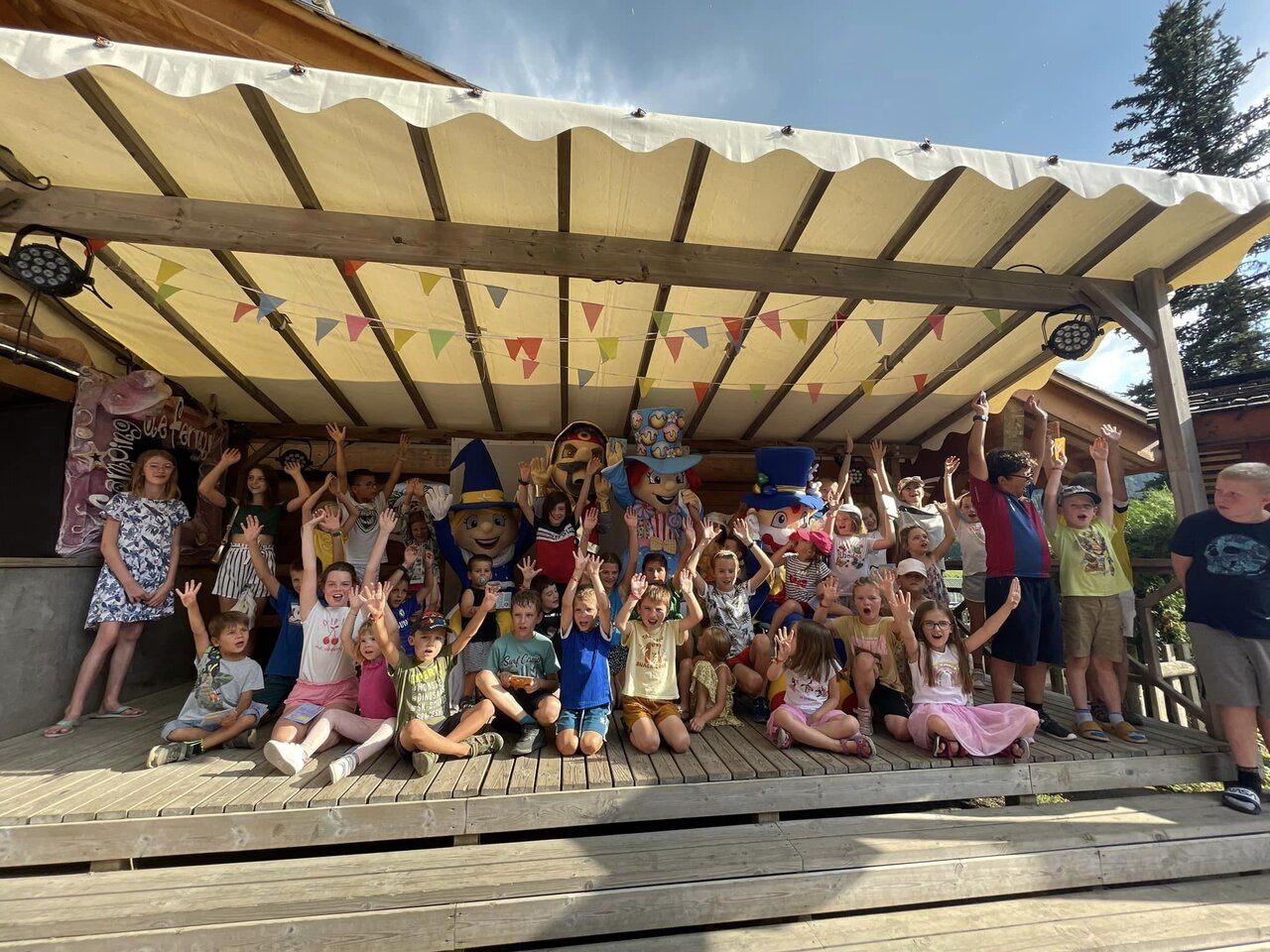 Kinderen en mascottes op podium, animatie op camping CAPFUN Plan du Fernuy (74).