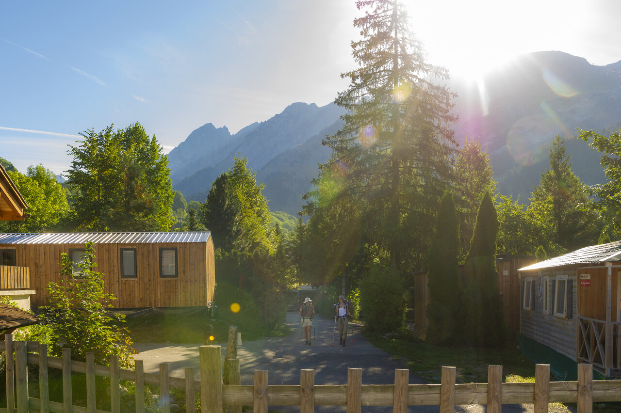 Houten accommodaties, wandelaars in de bergen op camping CAPFUN Plan du Fernuy in LA CLUSAZ.
