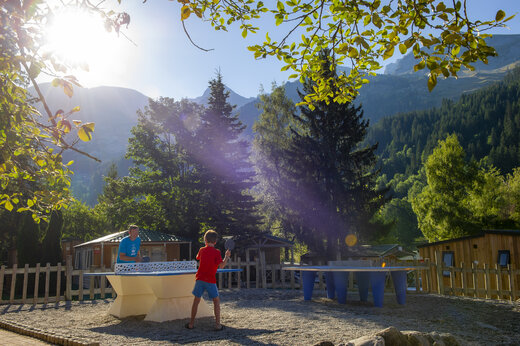 Buiten pingpongtafels op camping CAPFUN Plan du Fernuy in LA CLUSAZ (74).