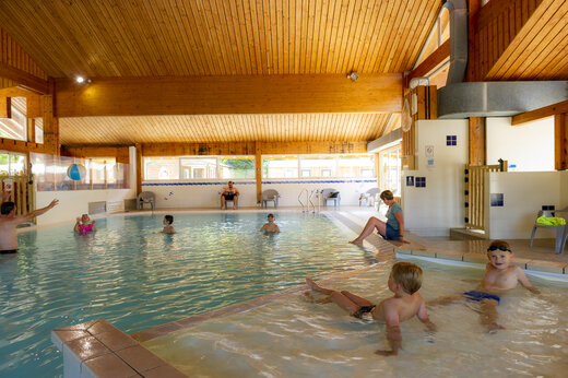Verwarmd binnenzwembad op camping CAPFUN Plan du Fernuy in LA CLUSAZ.