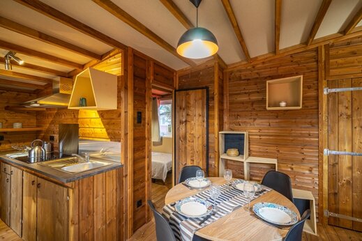 Interieur stacaravan camping CAPFUN Plan du Fernuy in LA CLUSAZ (74).